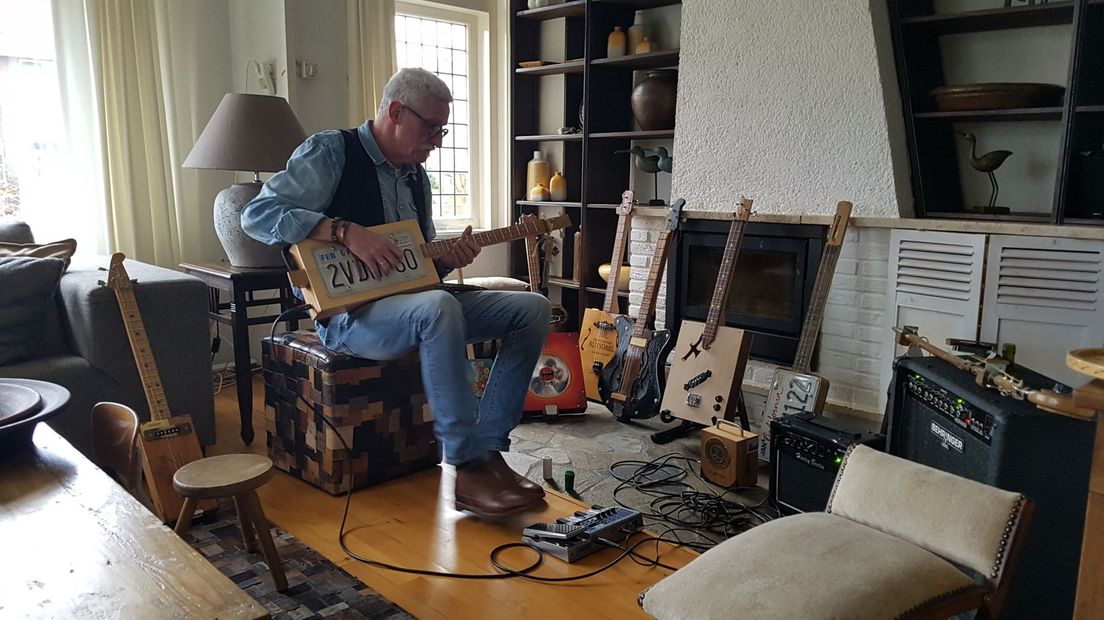 Hans bouwt gitaren van koektrommels, wandelstokken en wieldoppen (Rechten: Robbert Oosting / RTV Drenthe)
