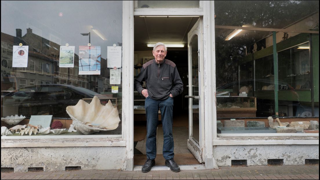 Gerrit de Zeeuw voor zijn schelpenmuseum in Zaamslag