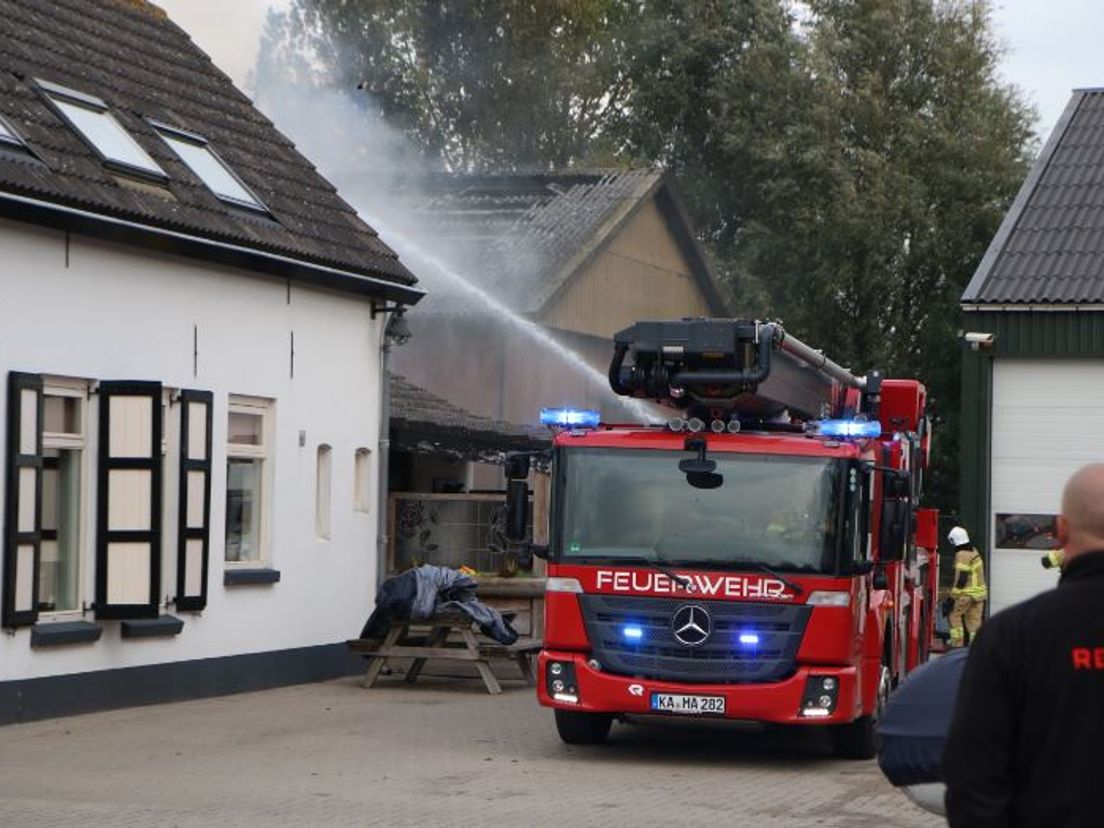 Ook een leenwagen uit Duitsland werd ingezet bij de brand.