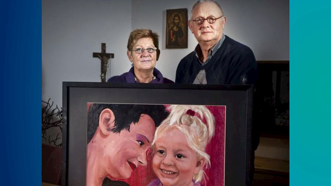 De grootouders met een portret van hun ontvoerde kleindochter Isra