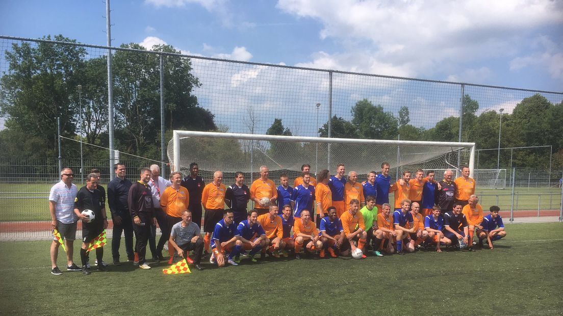 Het Nederlands dovenelftal en het Nederlands burgemeesterselftal