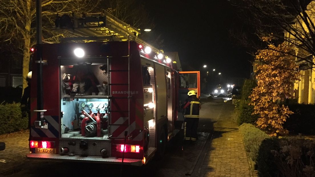 Brandweer ter plekke om gaslek met waterscherm af te schermen.