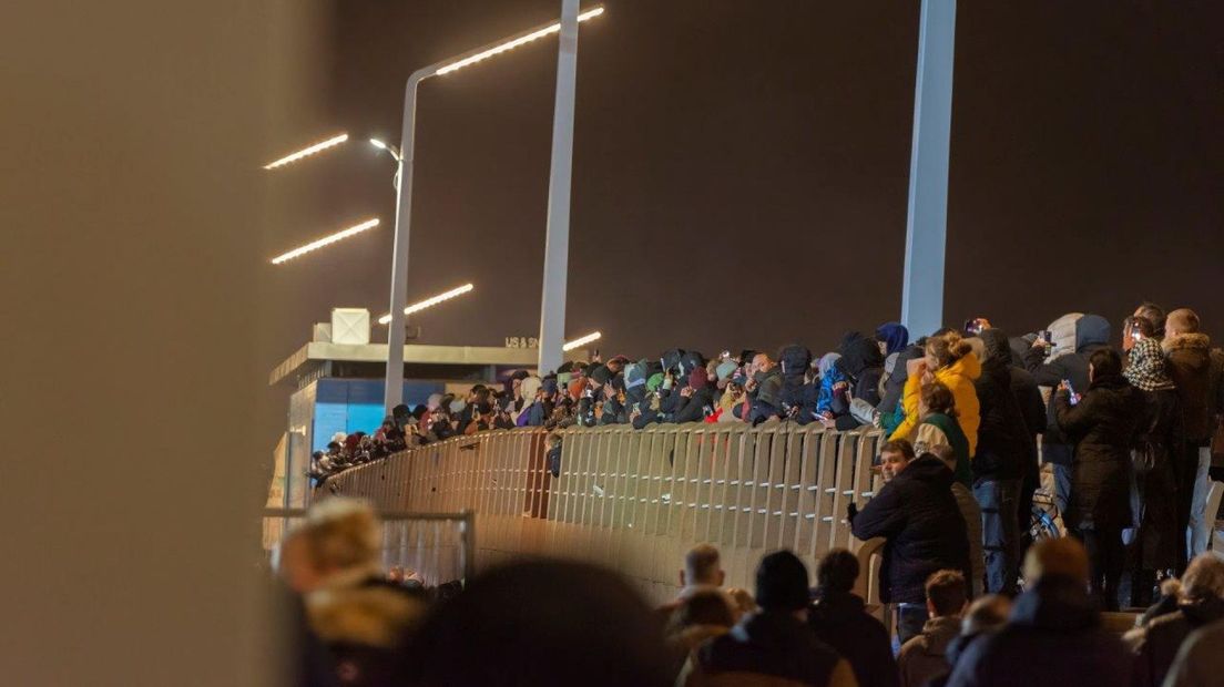 Op de boulevard stond het publiek rijendik