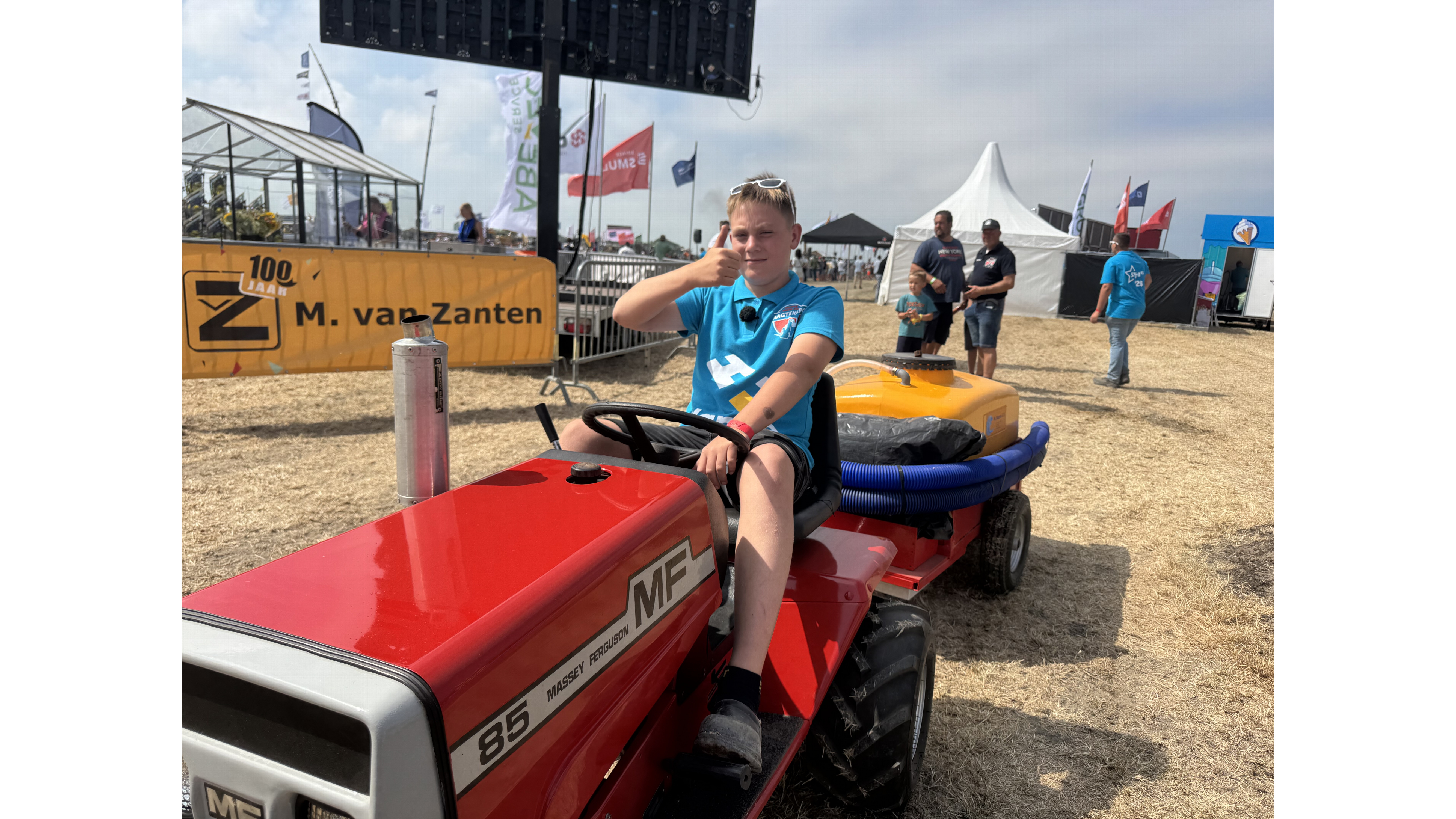 Joey (12) runt zijn eigen baan bij de Trekkertrek in Aagtekerke