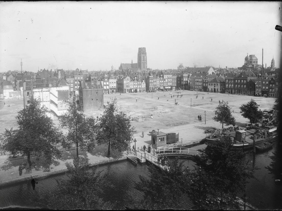 Op de voorgrond het Comediebruggetje, op de achtergrond de kale vlakte na de sloop van de Zandstraatbuurt (ca 1914)