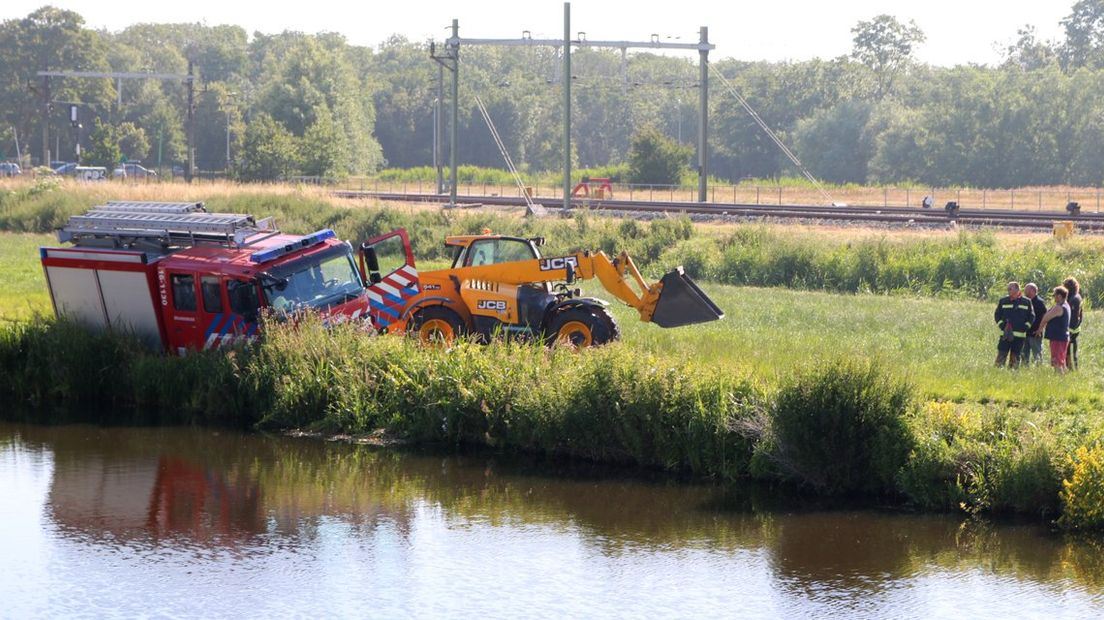 De brandweer zakte weg in de zachte berm 