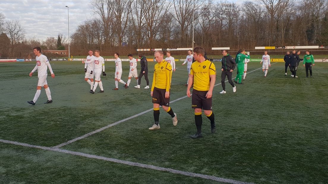 De spelers van Alcides verlaten het veld met een kater (Rechten: RTV Drenthe/Ger Hensen)