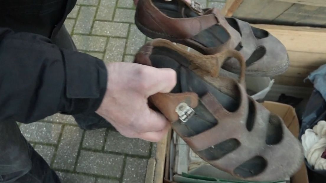 Een paar sandalen uit de kist van Horst Elias (screenshot Omroep Gelderland)