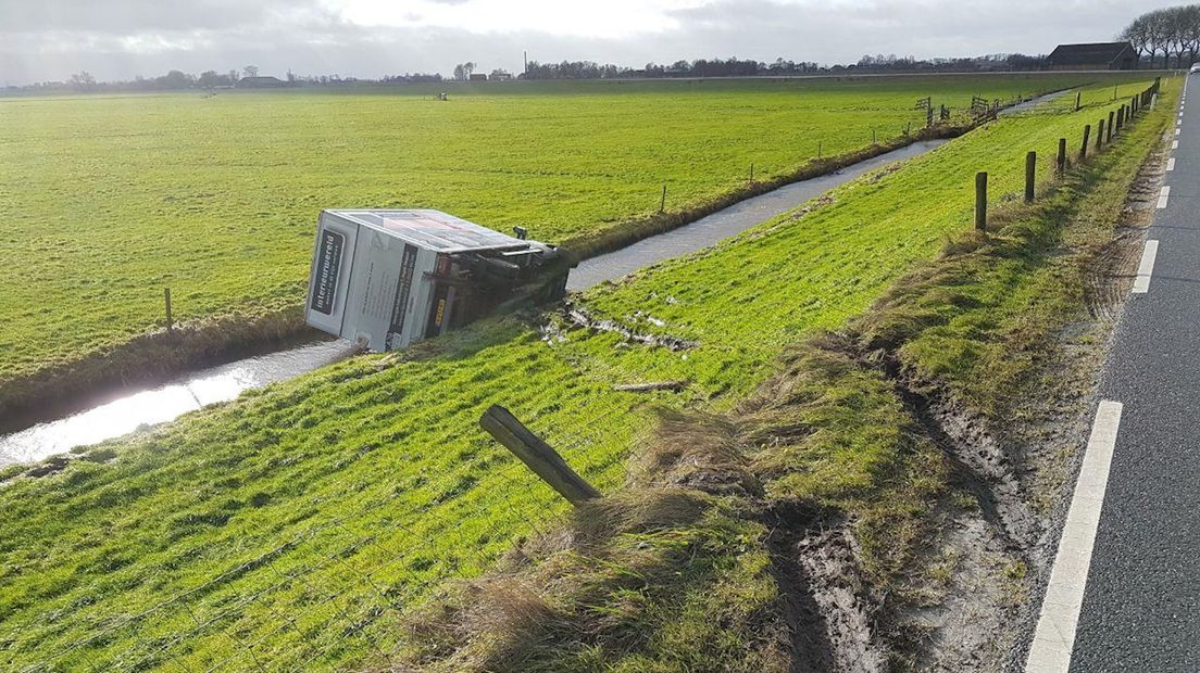 Bakwagen in de sloot bij de Kamperzeedijk tussen Kampen en Genemuiden