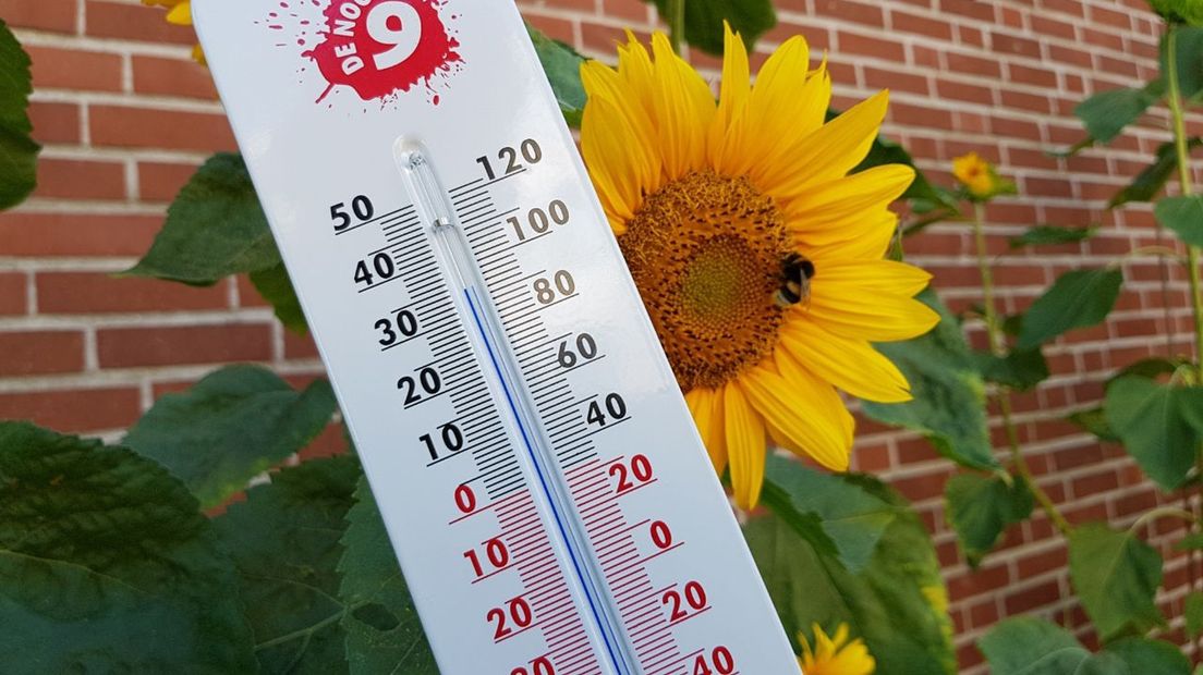Een thermometer geeft meer dan 30 graden aan