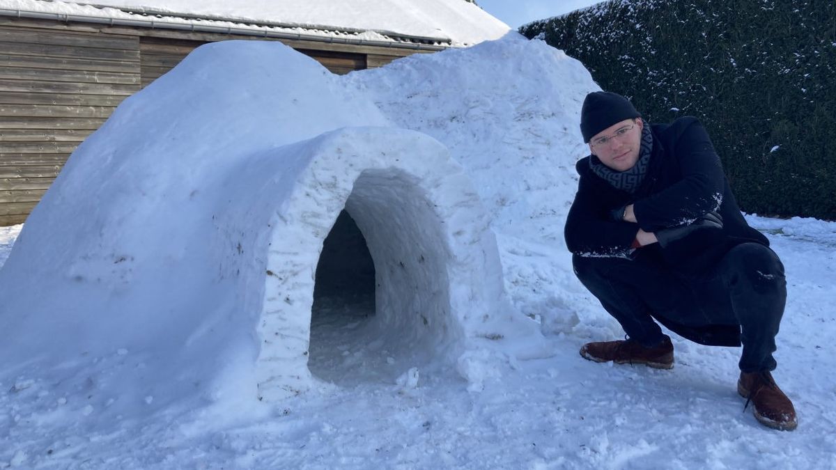 Sneeuwpret in Hout-Blerick: iglo in eigen tuin