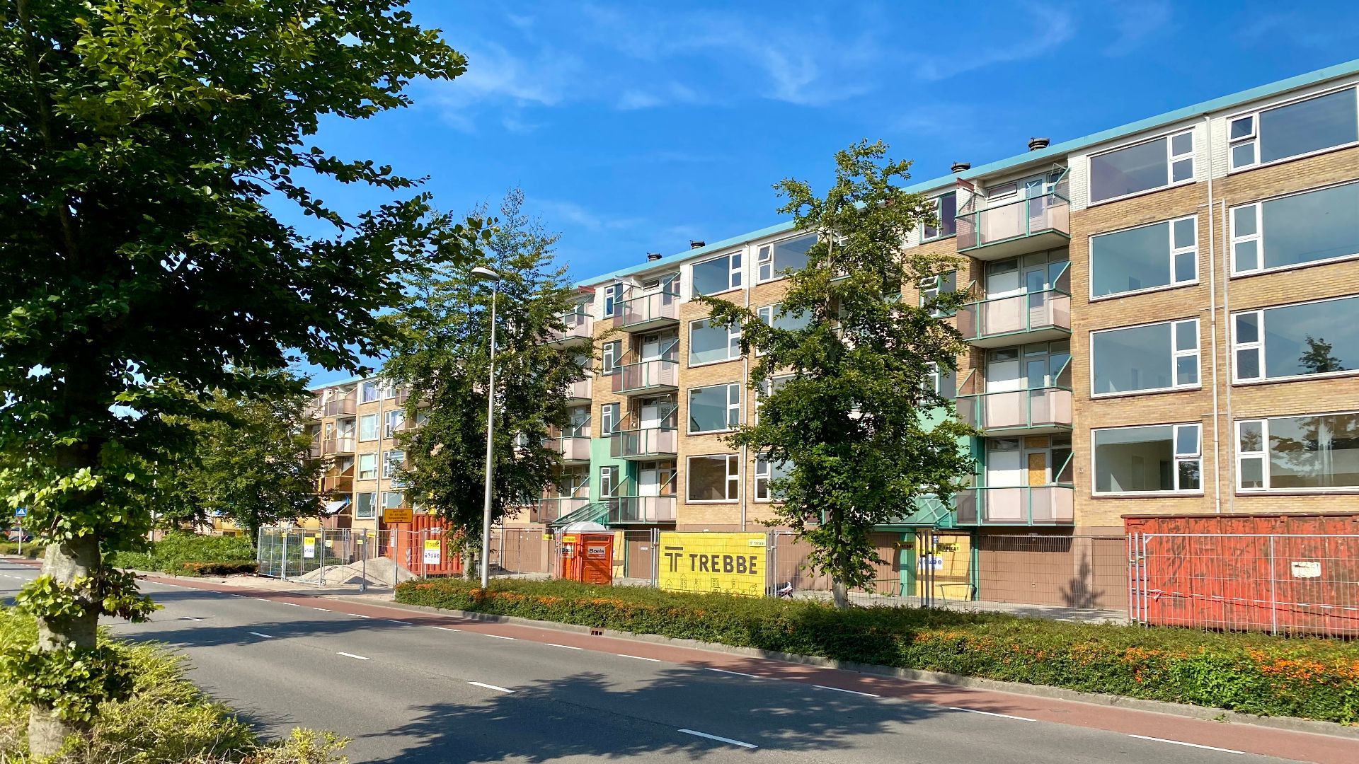 De eerste van de drie flats aan de Europalaan gaat tegen de vlakte.