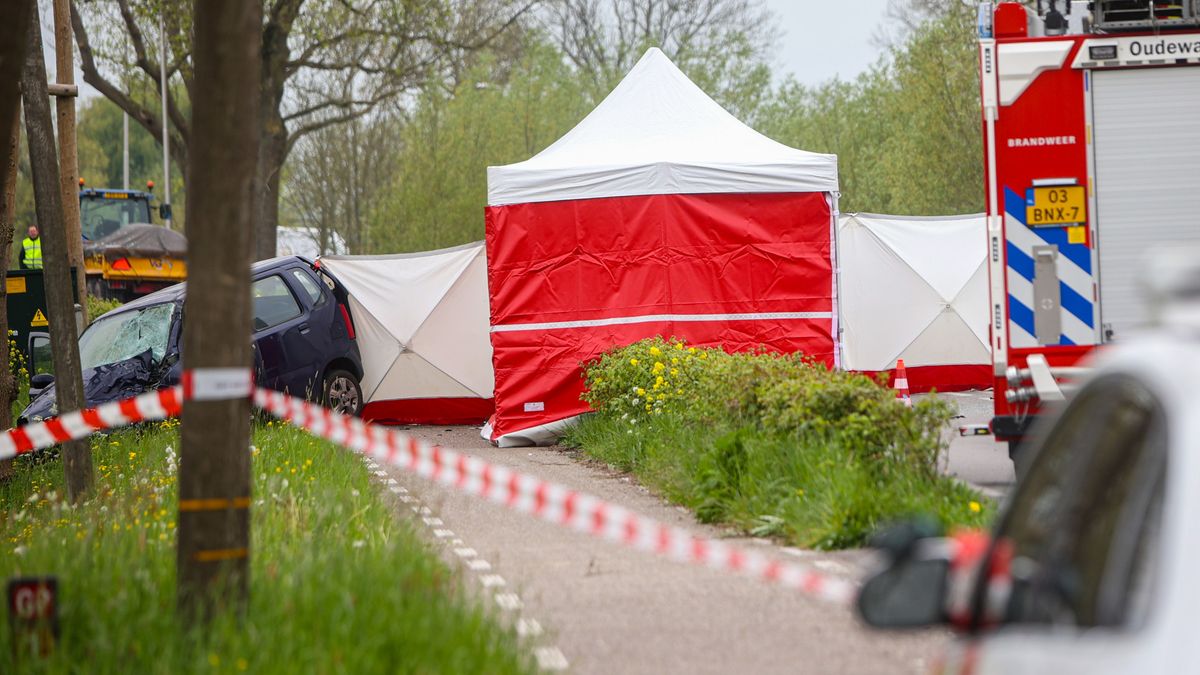 Motorrijder overleden bij ongeluk, weg lange tijd in beide richtingen dicht