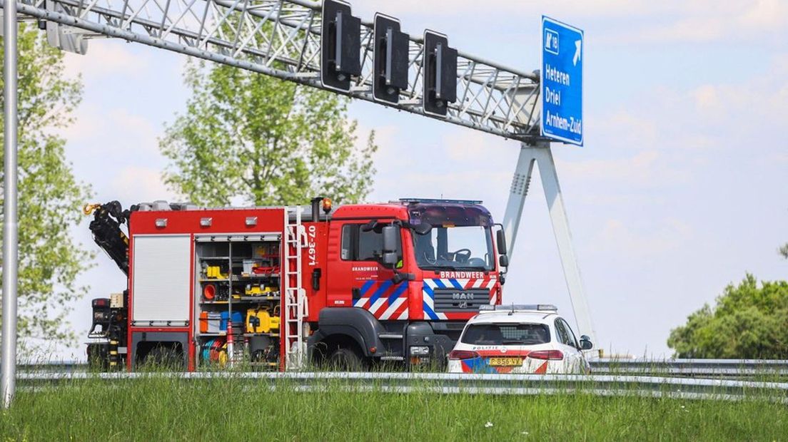 Hulpdiensten na het ongeval op de snelweg A50 bij Heteren.