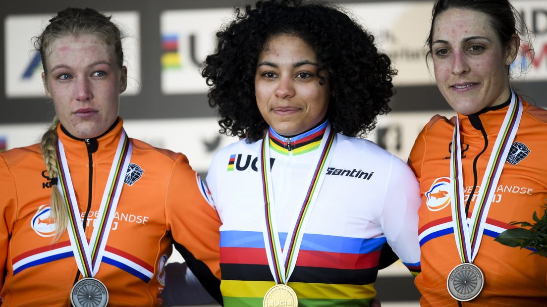 Annemarie Worst uit Nunspeet is zaterdagmiddag tweede bij het WK veldrijden geworden. De Gelderse kon de wereldtitel ruiken, maar werd in de sprint geklopt door Ceylin del Carmen Alvarado.