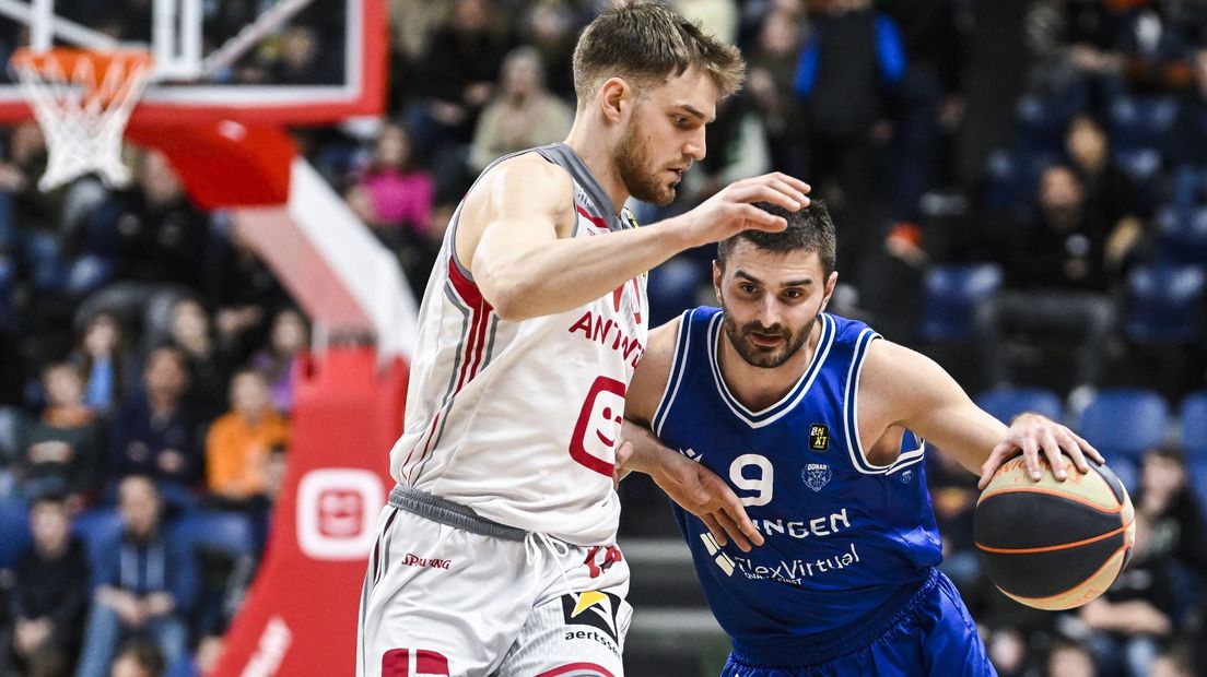 Een Donar-speler in duel