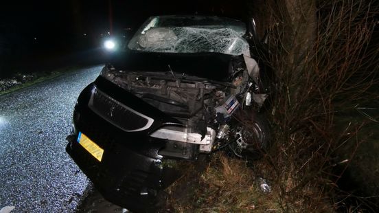 Gewonde bij botsing tegen boom in Koekange. Gewonde bij botsing tegen boom in Koekange.