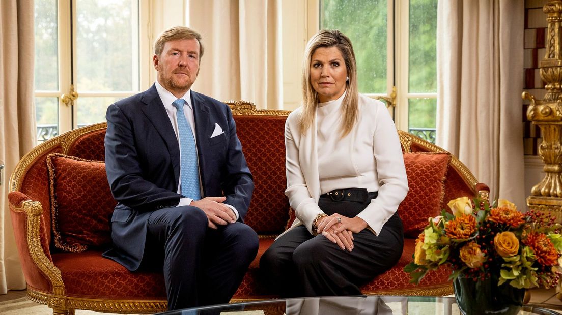 Koning Willem-Alexander en koningin Maxima tijdens het opnemen van de videoboodschap