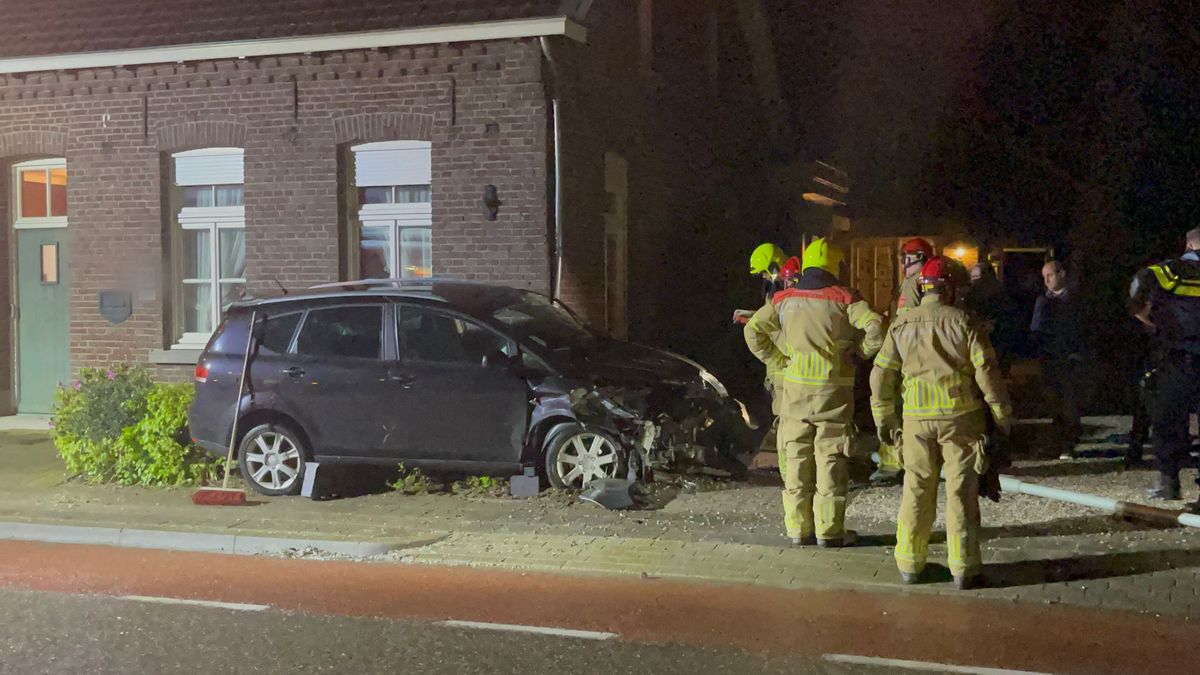 Auto rijdt in voortuin in Meerlo: bestuurder gewond