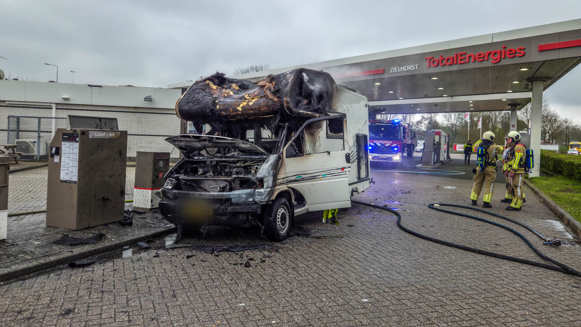 Camper brandt volledig uit bij tankstation