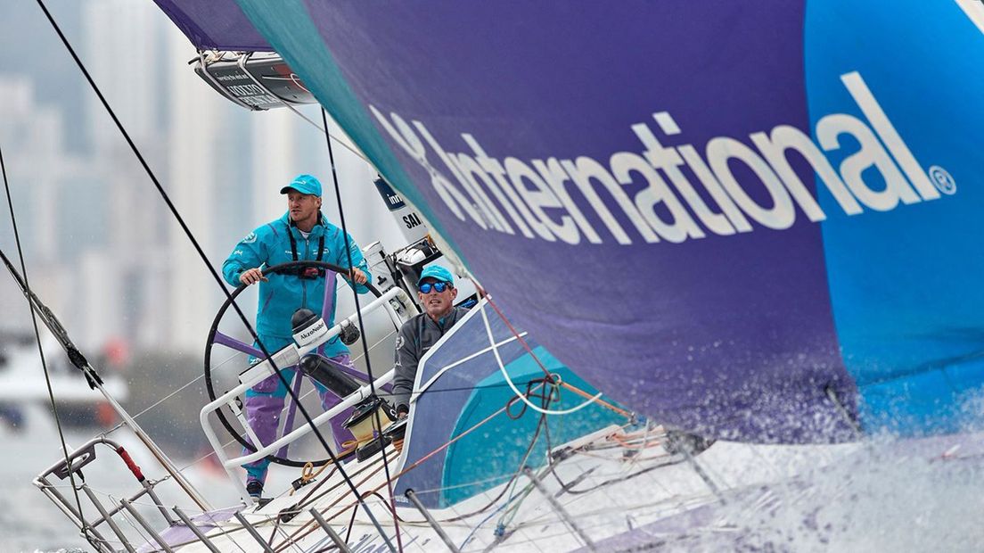 Zeilteam AkzoNobel in actie tijdens de havenrace in Hongkong.