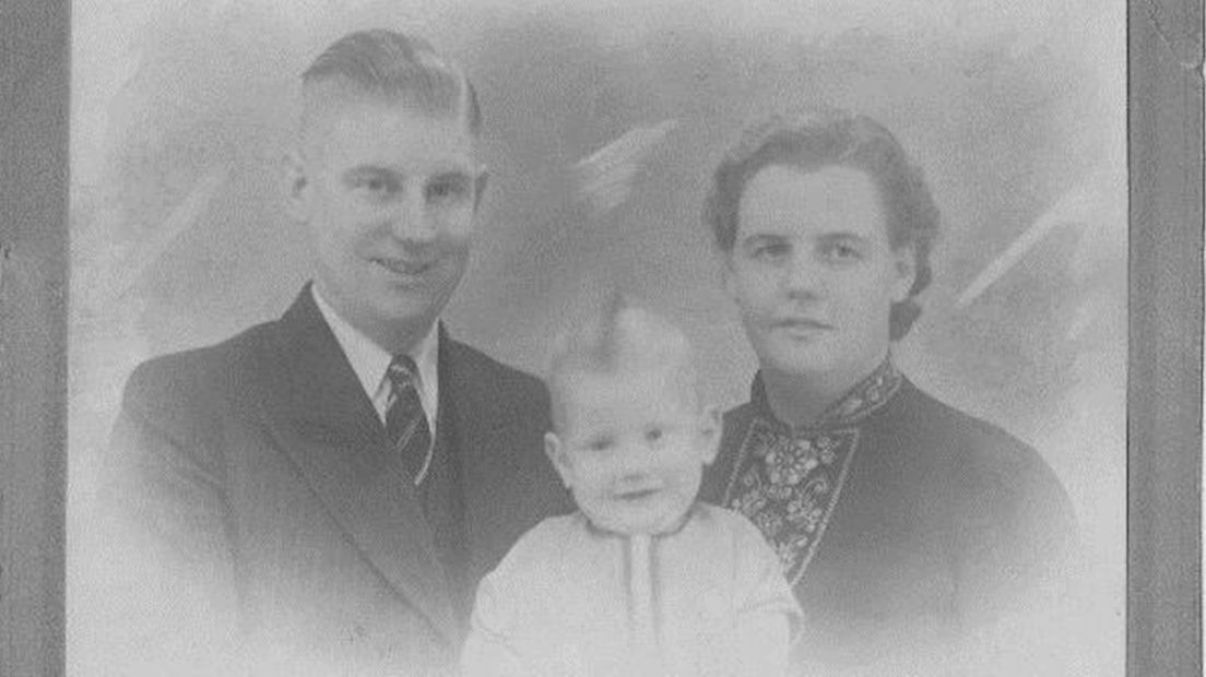 Jan Veldhuijzen als baby met zijn vader en moeder