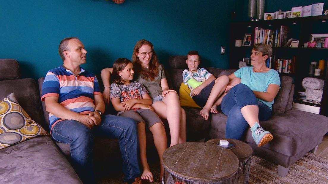 De familie Veldman op de bank, vlnr: Matthijs, Emiel, Nynke, Tom en Joanneke jonge mantelzorgers Tholen