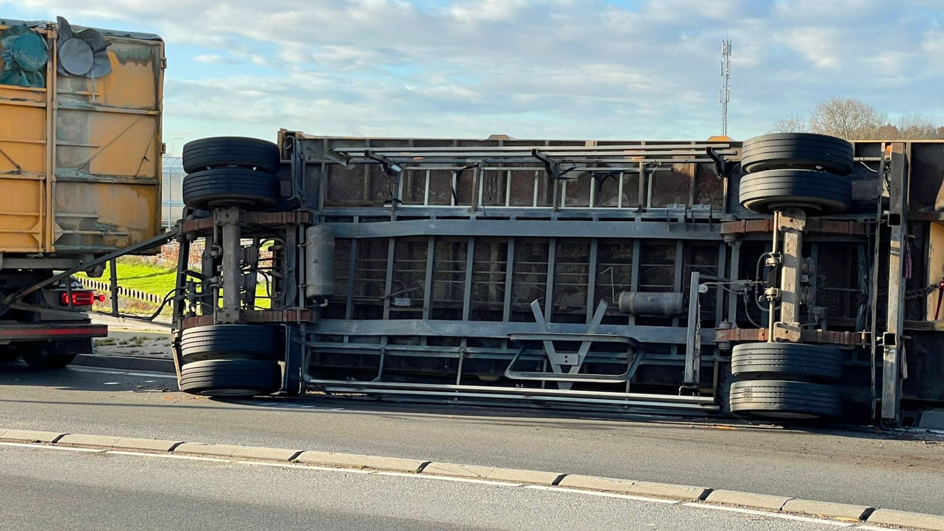 112-nieuws | Aanhanger Van Vrachtwagen Gekanteld - Omroep West