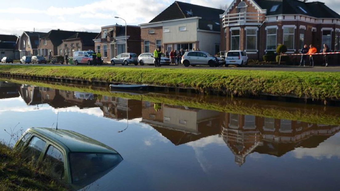 Bij de aanrijding kwam één auto in het water terecht.