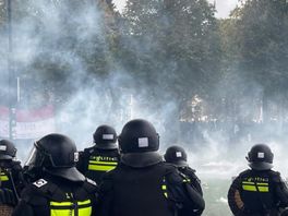 De politie zet traangas in bij rellen op Malieveld.