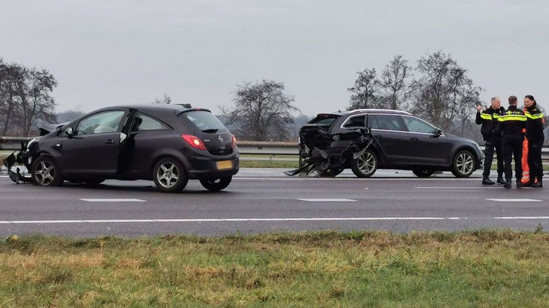 Bij het ongeluk op de A28 waren meerdere auto's betrokken