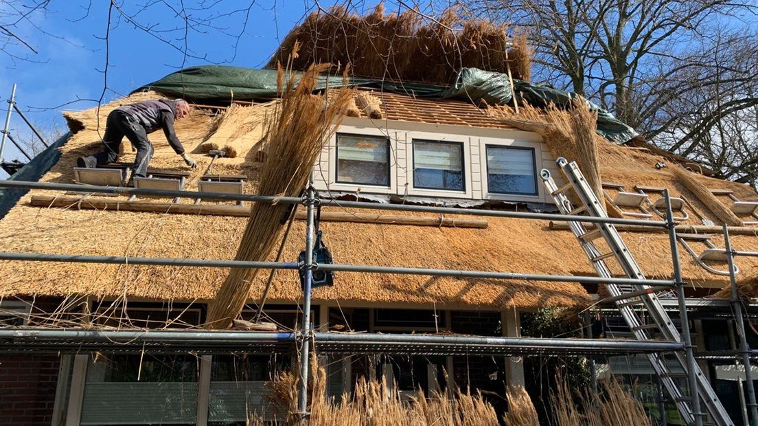 Op het huis wordt een nieuwe rieten kap geplaatst