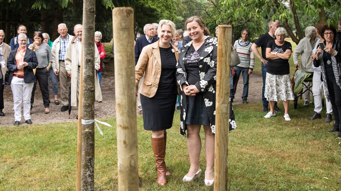 Mariska de Koning (L) en Angelique Bosch van Drakestein hebben de iep geplant.