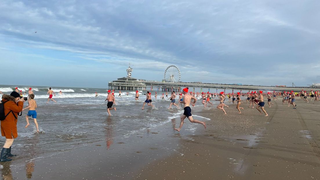 Duizenden mensen rennen de zee in