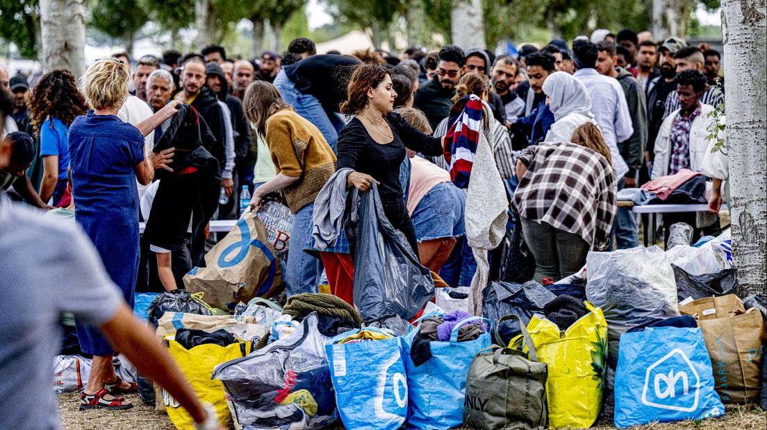 Door organisaties werden zondag spullen uitgedeeld bij Ter Apel