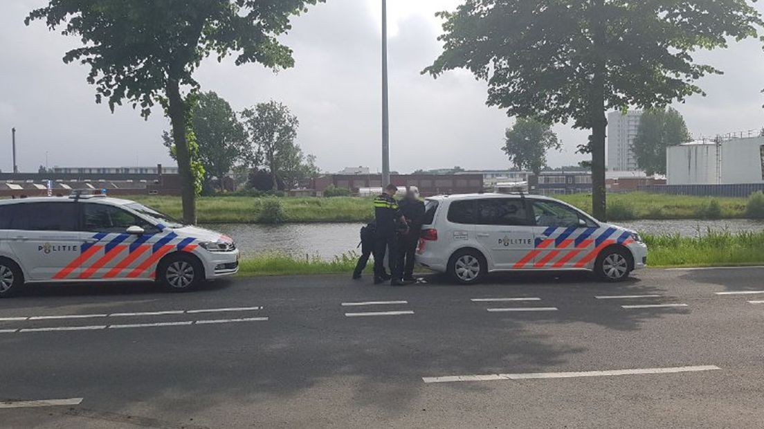 De winkeldief wordt gearresteerd nadat hij uit het Van Starkenborghkanaal is gevist.