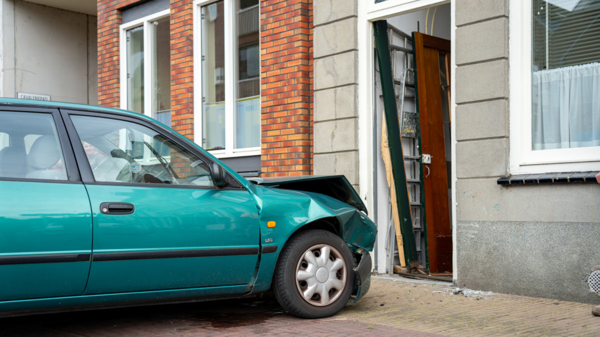 De deur is uit de woning gereden.