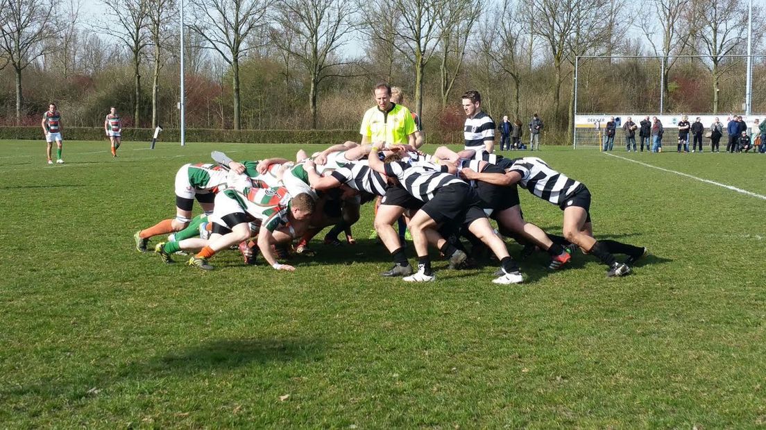 Een scrum tijdens de wedstrijd Oemoemenoe - The Hookers