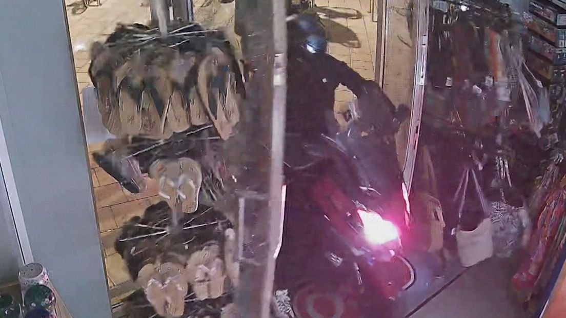 De deur is open geramd met een scooter