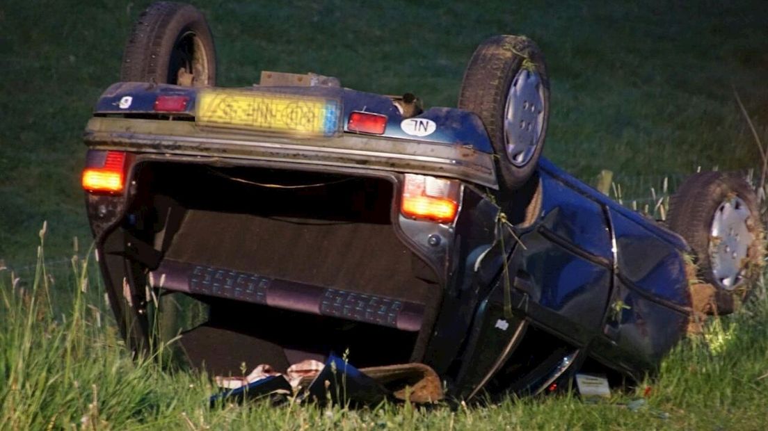 Auto op de kop in Vollenhove