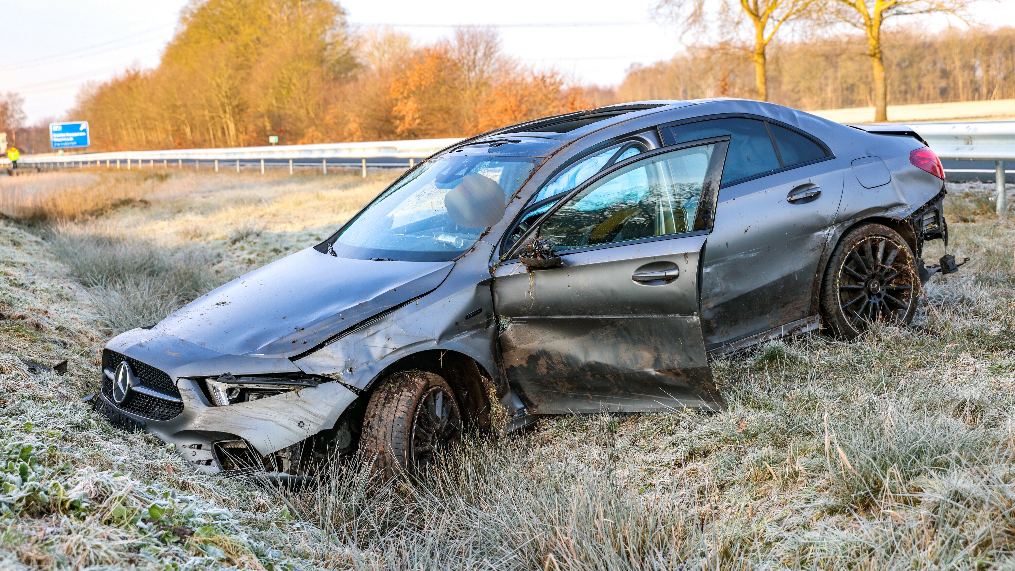 Auto van de weg bij Wachtum: één persoon gewond