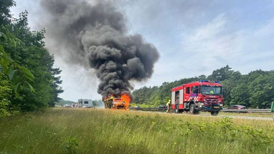 Foto: Busje brandt uit op A28, snelweg weer open