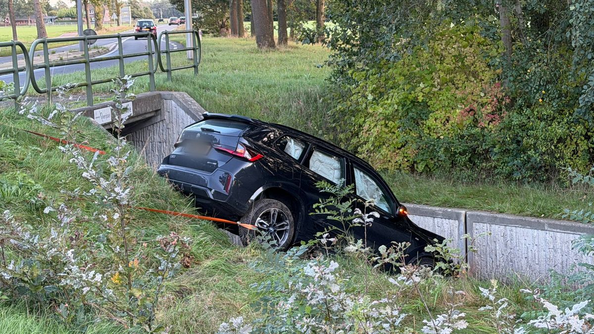112 Nieuws: Auto belandt in tunnelbak fietspad | Autobrand in Oldenzaal