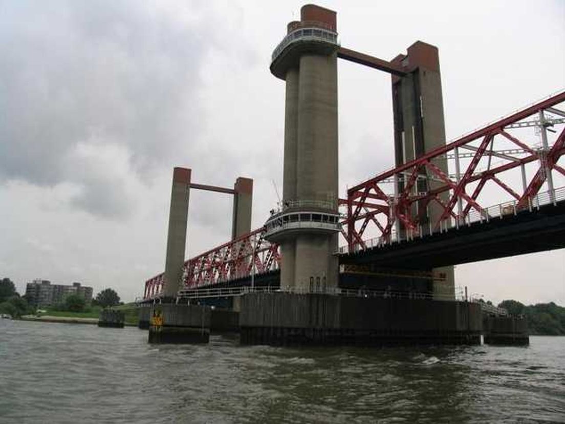 De Spijkenisserbrug (archieffoto)