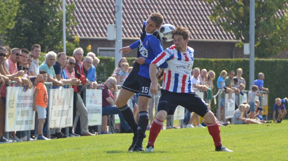 Duel om de bal in de bekerwedstrijd Krabbendijke - Pelikaan