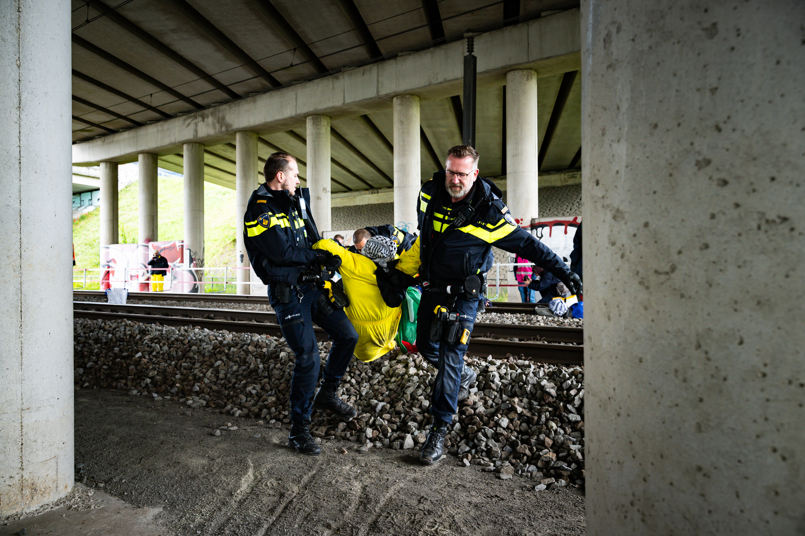 De politie heeft zeven mensen aangehouden.