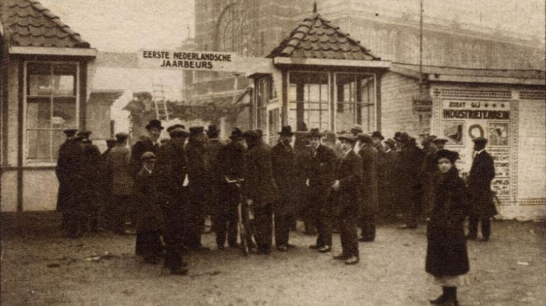 1917: Deelnemers halen hun kaarten.