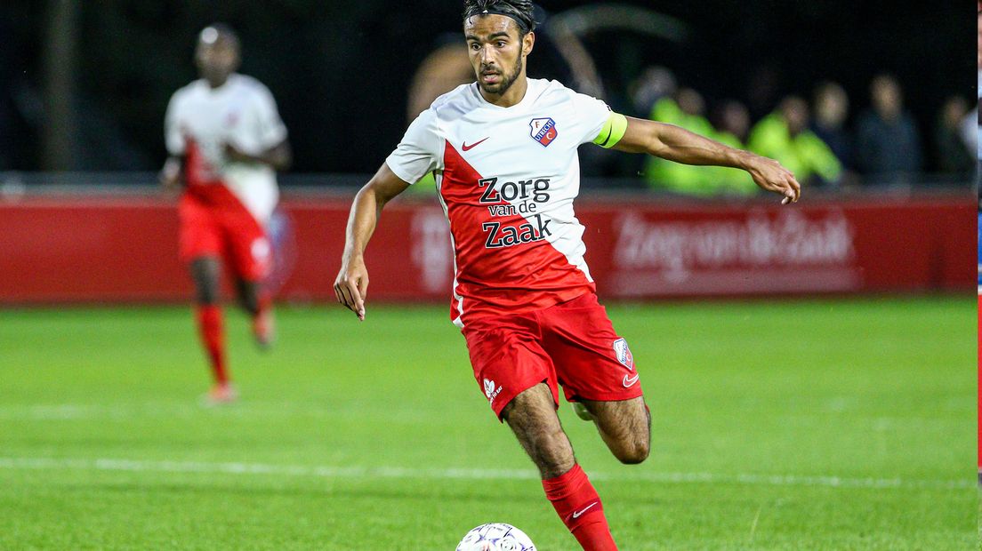 Mitchell van Rooijen als aanvoerder van Jong FC Utrecht