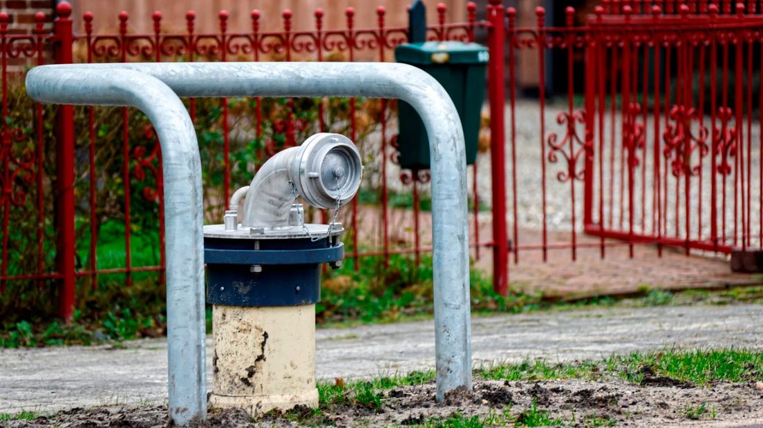 Een bewoonster wil dat de gemeente boompjes en struiken om de brandput plaatst