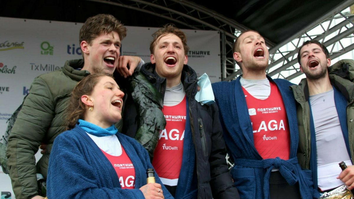 Bier, blote billen en topsport: Gertjan Bruins uit Assen wint met Laga prestigieuze Varsity-roeiweds